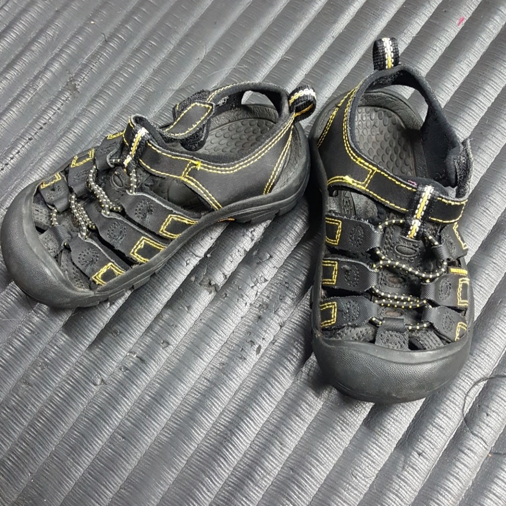 Like new Keen water sandals